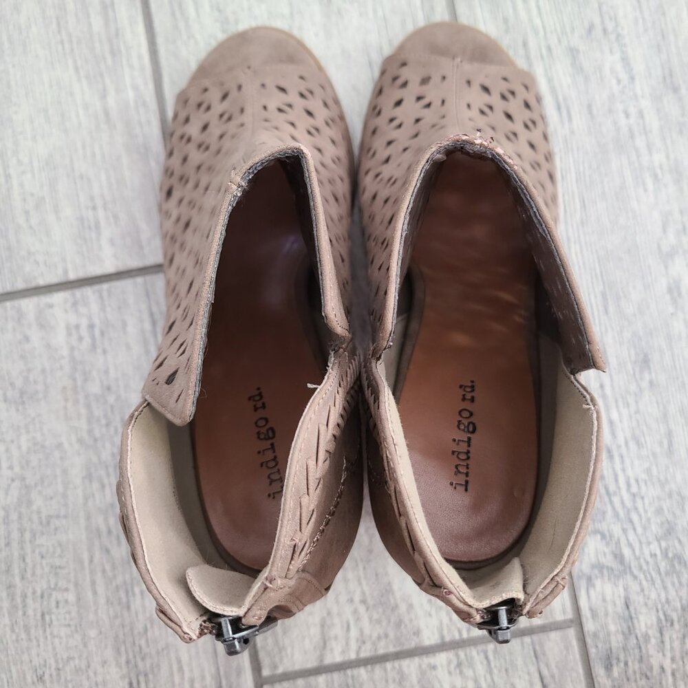 Indigo Rd. ankle booties perforated taupe women's size 9.5 - Picture 10 of 12
